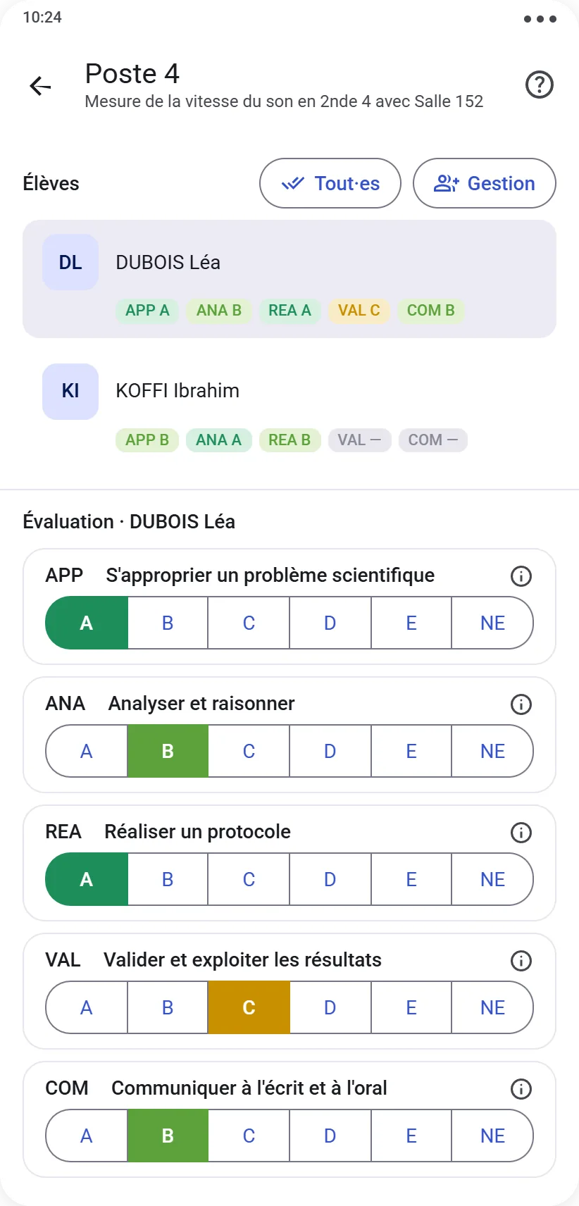 Évaluation par compétences avec sélecteur A à E pour chaque compétence